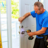 Vchodové dveře: montáž kovových a dřevěných konstrukcí